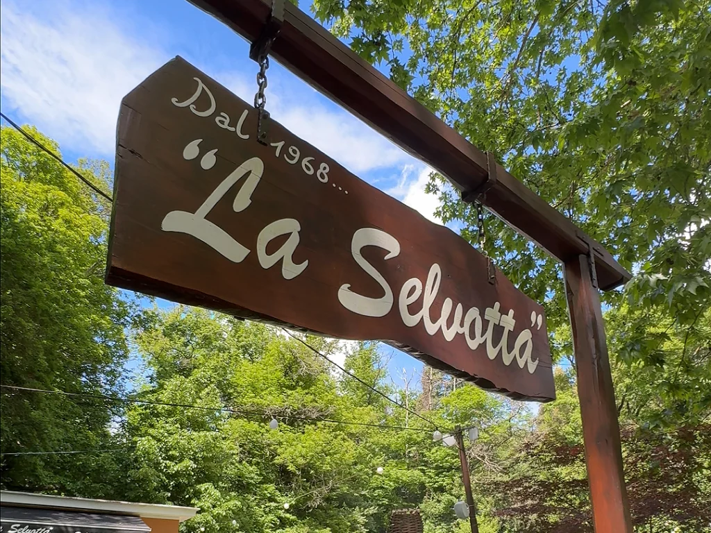 signpost la selvotta trattoria