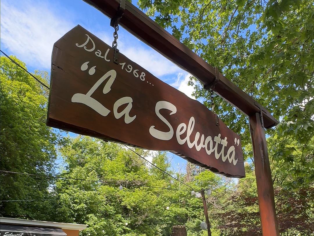 signpost la selvotta trattoria