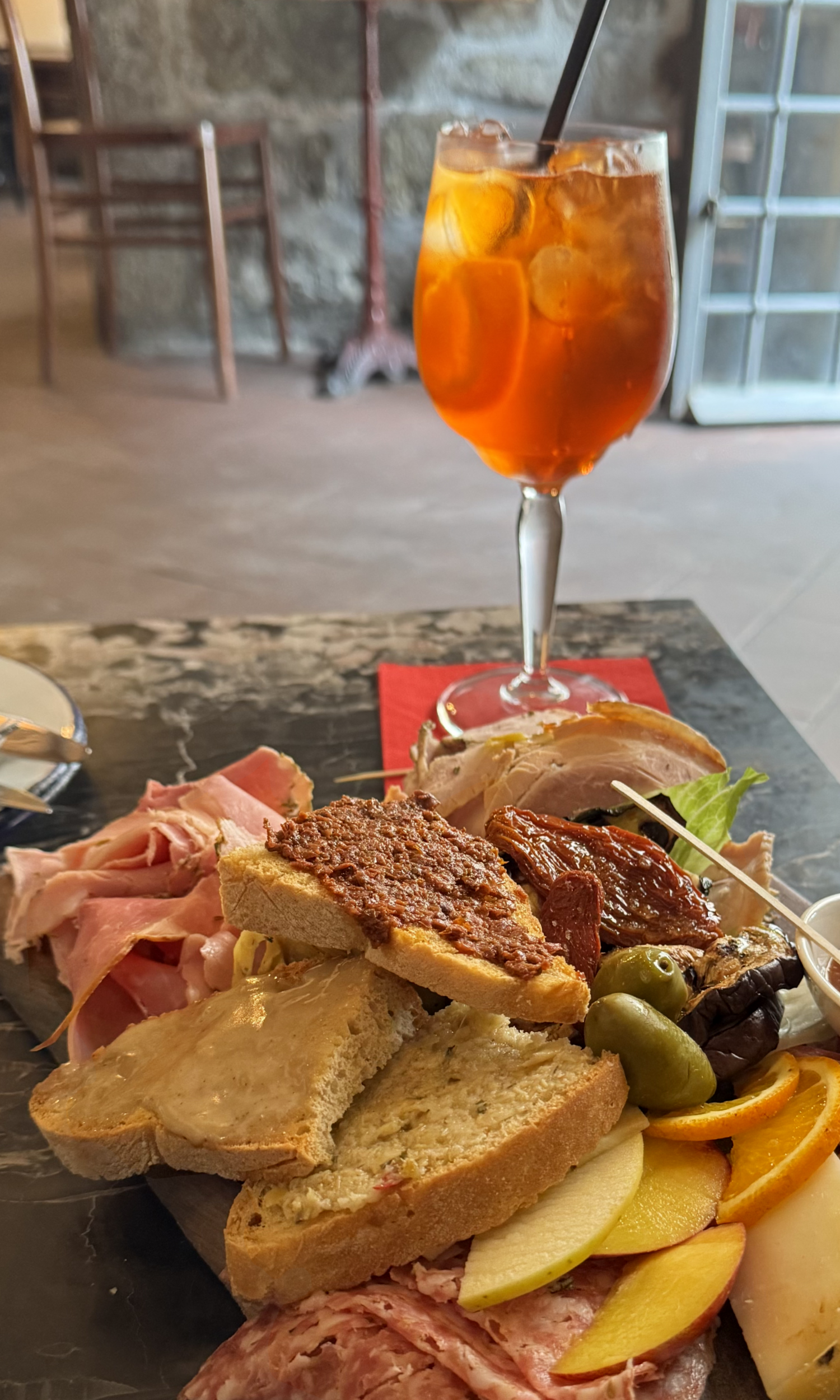 piatto con pizzette e calice con bevanda per aperitivo